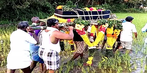 ஆட்சியரிடம் மனு அளித்தும் பாதை இல்லை: சடலத்தை வயல்வெளியில் சுமந்து செல்லும் அவலம்