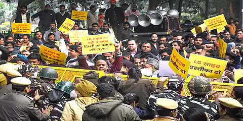 டெல்லி: கார் டயரில் சிக்கி, சுமார் 12 கி.மீ-க்கு சாலையில் இழுத்து செல்லப்பட்ட இளம்பெண்