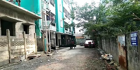 புத்தாண்டு இரவில் அடுக்குமாடி குடியிருப்பில் ஏற்பட்ட திடீர் தீ... எரியத்தொடங்கிய வாகனங்கள்