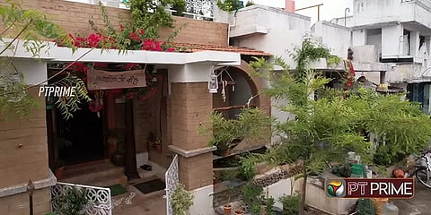 நல்ல காற்றோட்டம், மாடித்தோட்டம், மரத்தூண்கள்... ஒரு அசத்தல் மணல் வீடு! விலை இவ்ளோ கம்மியா?