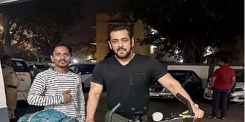 1,100 கி.மீ சைக்கிள் மிதித்து வந்த ரசிகருக்கு சர்ப்ரைஸ் கொடுத்த சல்லு பாய்!