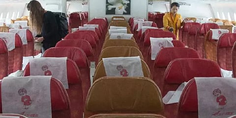 பெண் பயணியின் இருக்கையில் சிறுநீர் கழித்த போதை ஆசாமி.. நடுவானில் நடந்த அருவருப்பு செயல்!