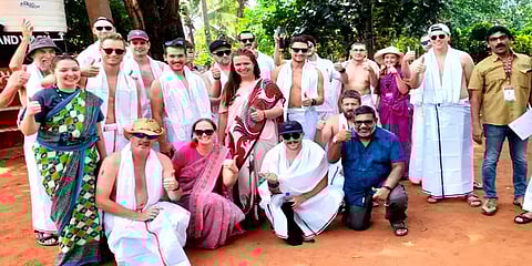 சன்-கிளாஸூடன் விறகடுப்பில் பொங்கல் வைத்து குலவை ஒலி எழுப்பி Vibe செய்த வெளிநாட்டினர்!