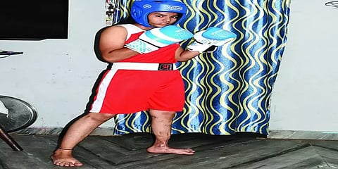 விபத்தில் ஒரு காலை இழந்த சிறுமி குத்துச்சண்டை சாம்பியனாகி சாதனை