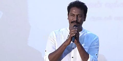 `அப்பா, சாட்டை படத்துக்கெல்லாம் இதுதான் அடிப்படை’- மேடையில் நெகிழ்ந்த சமுத்திரகனி