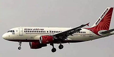 சக பயணி மீது சிறுநீர் கழித்த நபரின் அடையாளம் வெளியீடு- ஏர் இந்தியா நிறுவனத்துக்கு நோட்டீஸ்