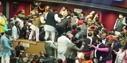 டெல்லி மேயர் தேர்தல்: ஒருவரை ஒருவர் தாக்கிக்கொண்ட ஆம் ஆத்மி - பாஜக கவுன்சிலர்கள்!