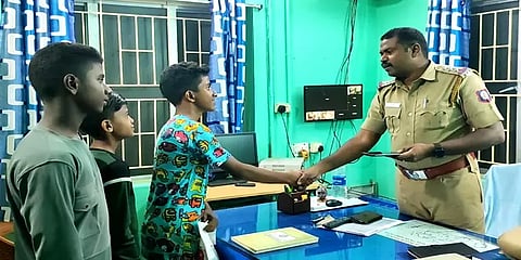 `யாரோ தவறவிட்டிருக்காங்க சார்.. அவங்ககிட்ட ஒப்படைச்சிடறீங்களா?’- நெகிழ வைத்த பள்ளி சிறார்!