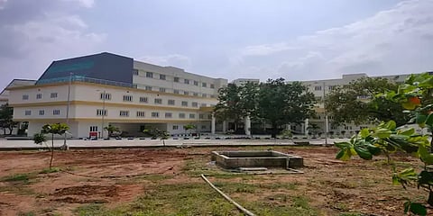 தாமதமாகும் செங்கல்பட்டு ஆட்சியர் அலுவலக திறப்பு... அனுமதியின்றி கட்டப்பட்டதுதான் காரணமா?