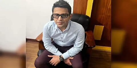 பெண் பயணி சீட்டில் சிறுநீர் கழித்தவர் கைது... பிடிபட்டது எப்படி? புகாரை மறுக்கும் தந்தை!