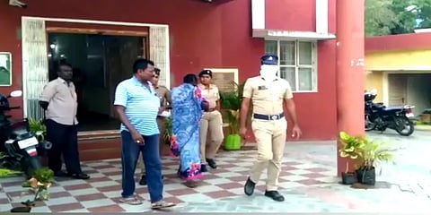 பழக்கடையில் சாமர்த்தியமாக கள்ள நோட்டை மாற்ற முயன்று, கையும் களவுமாக சிக்கிய மூதாட்டி!