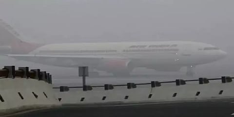 நடுங்க வைக்கும் குளிர், பனிமூட்டத்தால் தவிப்பு - டெல்லியில் விமானங்கள் தாமதம்