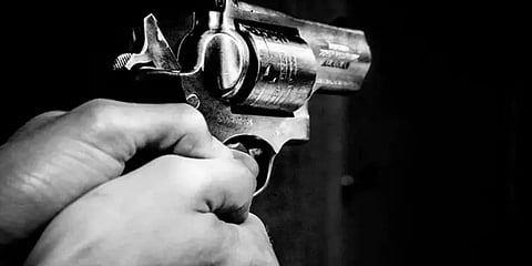 பாலியல் வன்கொடுமை செய்த இளைஞரின் தாயாரை சுட்ட 16 வயது சிறுமி - கைதுசெய்து போலீசார் விசாரணை