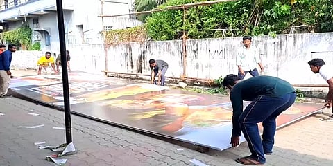 தொண்டர்களை மிஞ்சிய ரசிகர்கள்: பேனர் வைக்க இடம் பிடிப்பதில் போட்டா போட்டி–துணிவா வாரிசா?