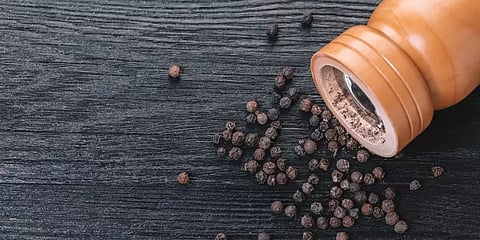 அஞ்சறைப்பெட்டி அறிவோம்: கருப்பு மிளகு சாப்பிட்டால் கொலஸ்ட்ராலும், உடல் எடையும் குறையுமா?