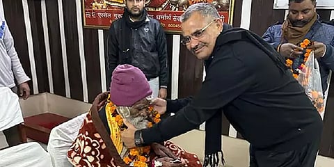 கை நடுக்கத்துடன் 98 வயதில் சிறையிலிருந்து விடுதலையான முதியவர்... வைரலாகும் வீடியோ!