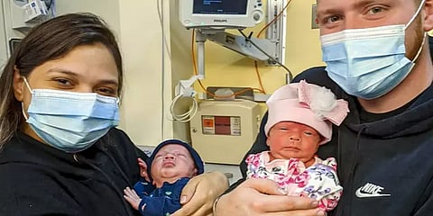 இதய வடிவ கருப்பைக்குள் இரட்டையர்கள் - 500 மில்லியனில் ஒருவருக்கு மட்டுமே நிகழும் அதிசயம்