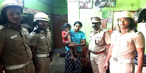 தாய் இருந்த அறையை வெளிதாழ்ப்பாள் போட்ட 2 வயது குழந்தை... பூட்டிய வீட்டில் பாசப்போராட்டம்