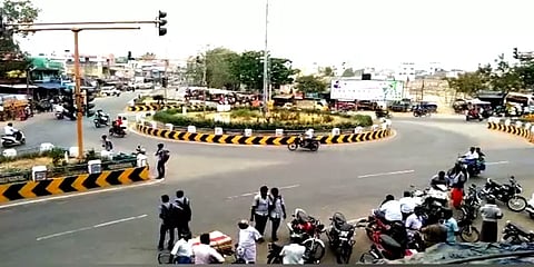 ரூ.1 கோடிக்கு பட்டு சேலைகள் வாங்கிவிட்டு பணமோசடி... பெண்ணை கையும் களவுமாக பிடித்த மக்கள்!