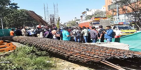 மெட்ரோ ரயில்பாதை பணியின்போது 40அடி உயர இரும்பு தூண் விழுந்து தாய், 2 வயது மகன் பலி