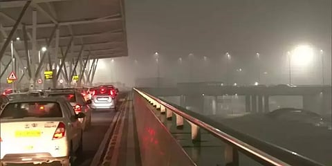 டெல்லி: தொடரும் அடர்ந்த பனிமூட்டம்... குறைந்த பார்வை திறனால் விமானங்கள், ரயில்கள் தாமதம்!