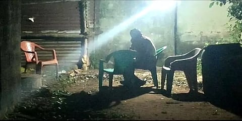 பழி தீர்க்க முயற்சியா? நாட்டு வெடிகுண்டு வைத்திருந்ததாக சிறுவன் உட்பட இருவர் கைது