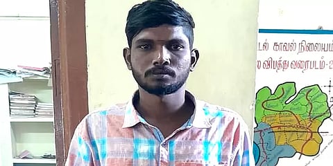 பொதுமக்களை அச்சுறுத்தும் வகையில் ஆயுதங்களுடன் சுற்றித் திரிந்த பிரபல ரவுடி கைது