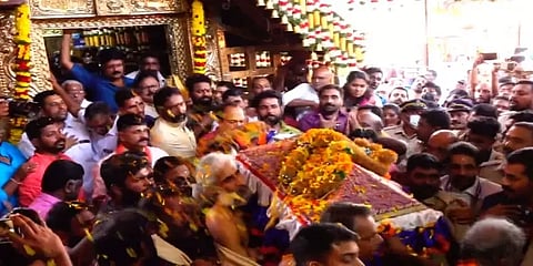 சபரிமலை ஐயப்பனை அரசனாக்கி அழகுபார்க்கும் `திருவாபரண ஊர்வல’ புறப்பாட்டின் கண்கொள்ளா காட்சி!