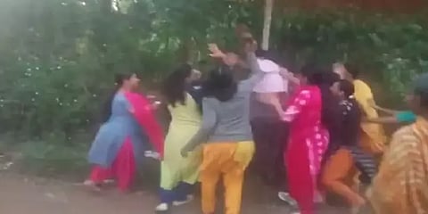 `ஃபோட்டோஸை மார்ஃபிங் செய்வியா...செய்வியா?’- நடுரோட்டில் கொலைவெறி தாக்குதல் நடத்திய பெண்கள்