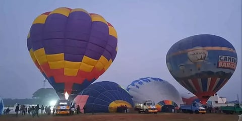 தொடங்கியது கண்ணைக்கவரும் சர்வதேச பலூன் திருவிழா... ராட்சத பலூனில் பறக்க கட்டணம் எவ்வளவு?