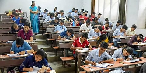 தமிழ் மொழியில் தேர்ச்சி பெறுபவர்களுக்கே தமிழ்நாடு அரசுப் பணி - பேரவையில் அனல்பறந்த விவாதம்