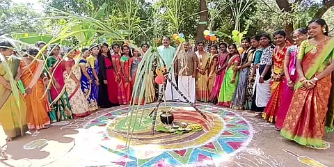 வண்ண வண்ண உடையணிந்து சமத்துவ பொங்கல்.. தமிழ்நாடு முழுவதும் கல்லூரி மாணவிகள் கொண்டாட்டம்
