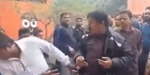 மே.வங்காளம்: அமைச்சரிடம் புகாரளித்த உள்ளூர்வாசியின் கன்னத்தில் அறைந்த திரிணாமூல் ஊழியர்!