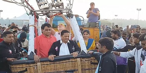 8ஆவது சர்வதேச பலூன் திருவிழா! வானில் வட்டமடித்த பலூனில் பறந்து மகிழ்ந்த அமைச்சர்!