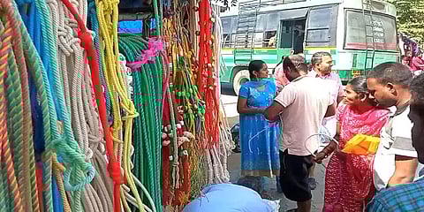 மாட்டுப் பொங்கல்: சத்தியமங்கலத்தில் களைகட்டிய கால்நடை அலங்கார கயிறுகள் விற்பனை