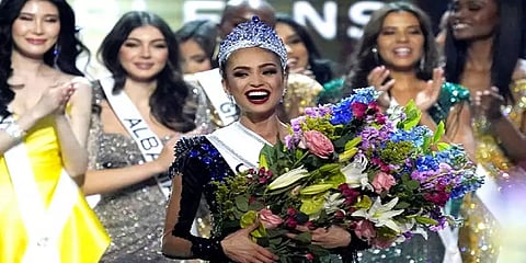 71வது மிஸ் யுனிவர்ஸ் ஆக அமெரிக்க அழகி தேர்வு! இந்தியாவின் திவிதா ராய் எந்த இடம் தெரியுமா?