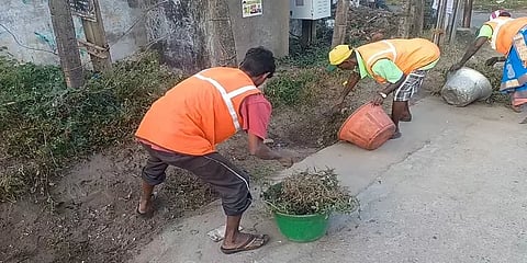 மகிழ்ச்சியை மறந்து பணியாற்றும் தூய்மை பணியாளர்கள் - இனியாவது மாறுமா? மாற்றுவோமா?