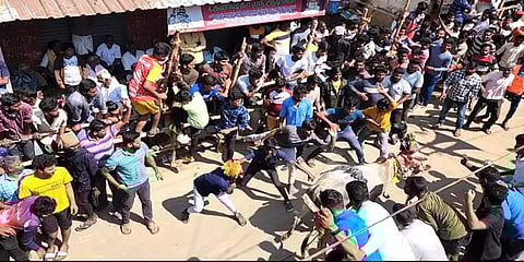 லத்தேரி எருது விடும் விழாவில் சிக்காமல் சீறிப்பாய்ந்த காளைகள்! 3 பேருக்கு பலத்த காயம்