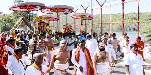 மான் வேட்டையாடிய மலையப்பசாமி - திருப்பதி மலையில் நடைபெற்ற வேடுபரி உற்சவம்