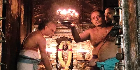 திருக்கணித பஞ்சாங்க சனிப்பெயர்ச்சி: திருள்ளாறு சனீஸ்வரன் கோயிலில் குவிந்த பக்தர்கள்