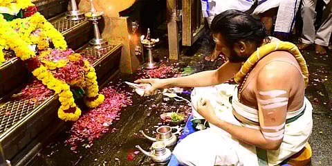 சபரிமலை சன்னதியில் மேளதாளம் முழங்க இரண்டாம் நாளாக நடைபெற்ற படி பூஜை