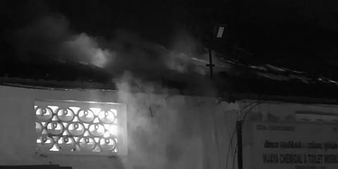 அம்பத்தூர் தொழில்பேட்டையில் நள்ளிரவில் பயங்கர தீ விபத்து: லட்சக்கணக்கில் பொருட்கள் நாசம்