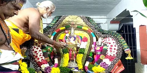 காணும் பொங்கல்: மாட்டு வண்டியில் வீதிஉலா வந்த திருத்தணி முருகப்பெருமான்!