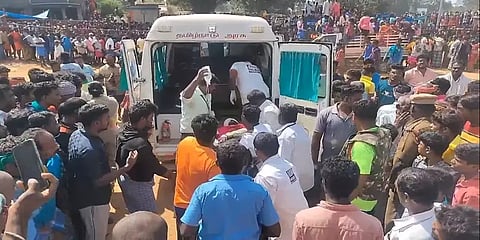 ஜல்லிக்கட்டில் கண்ணில் பலத்த காயமடைந்த மாடுபிடி வீரர் சிகிச்சை பலனின்றி உயிரிழப்பு