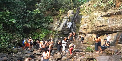 சபரிமலை: ஐயப்பன் குளித்துச் சென்றதாகக் கூறப்படும் `உரல் குழி அருவி’யில் பக்தர்கள் கூட்டம்!