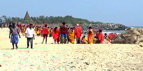 மாமல்லபுரம் கடலின் ராட்சத அலையில் சிக்கிய பள்ளி மாணவி பெற்றோர் கண்முன்னே பலி