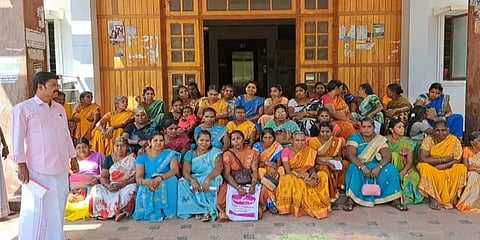 அரசு தேர்தல் வாக்குறுதிபடி வங்கி கடனை தள்ளுபடி செய்யனும்-போராட்டத்தில் ஈடுபட்ட 50 பெண்கள்