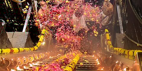 சபரிமலையில் மேளதாளம் முழங்க படிபூஜை... நிறைவடைந்த மகரஜோதி தரிசனம்!