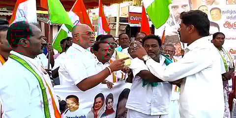 முற்றும் மோதல்... ஆளுநருக்கெதிரான ஆர்ப்பாட்டத்தில் ஒருவரை ஒருவர் தாக்கி கொண்ட காங்கிரஸார்!