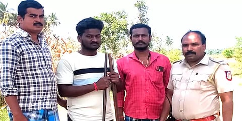 உரிமமின்றி நாட்டுத் துப்பாக்கிகளுடன் சுற்றித்திரிந்த இளைஞர்... மடக்கி பிடித்த காவல்துறை!